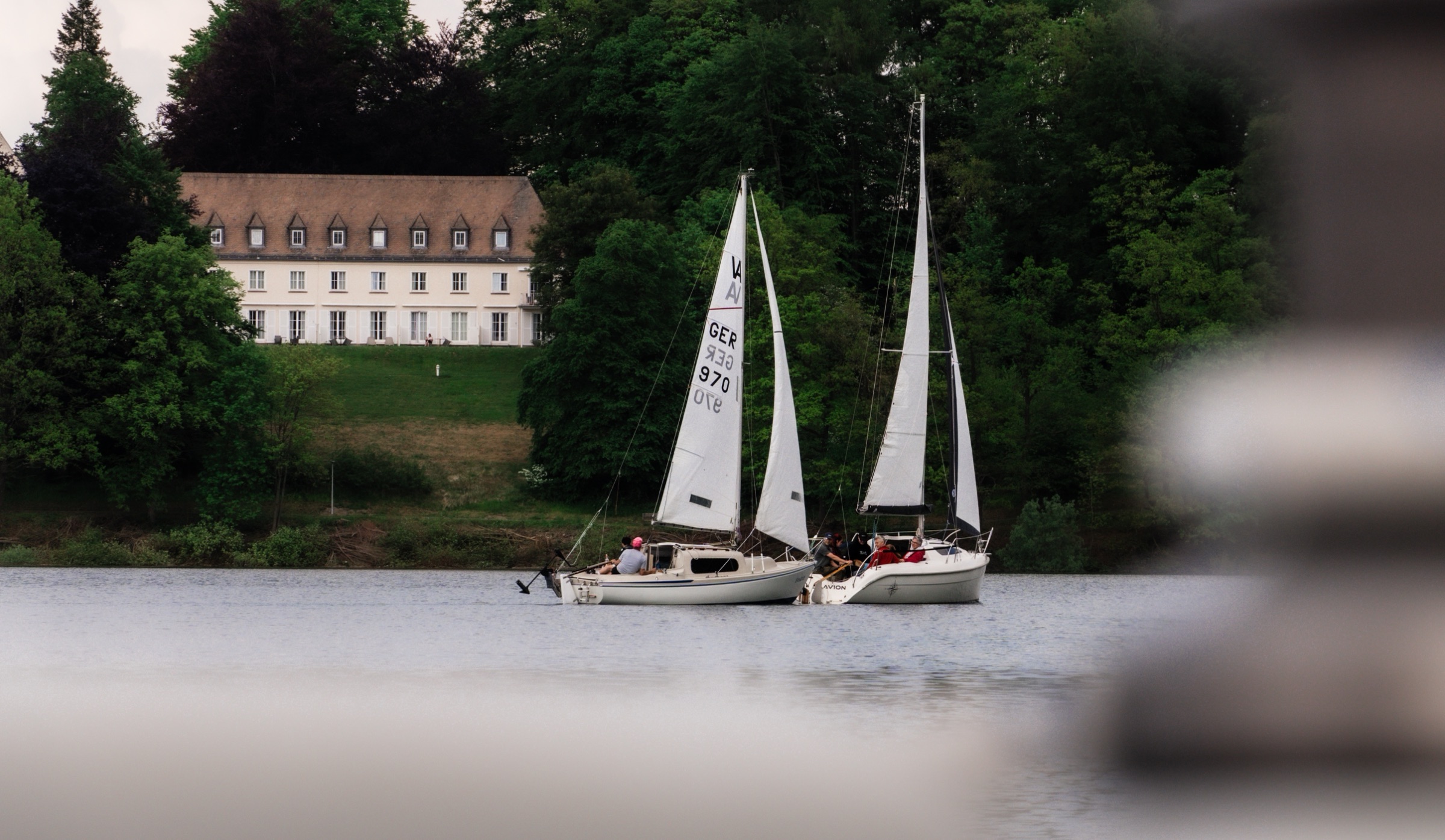 Boote vor dem charakteristischen weißen Hotel am Hennesee