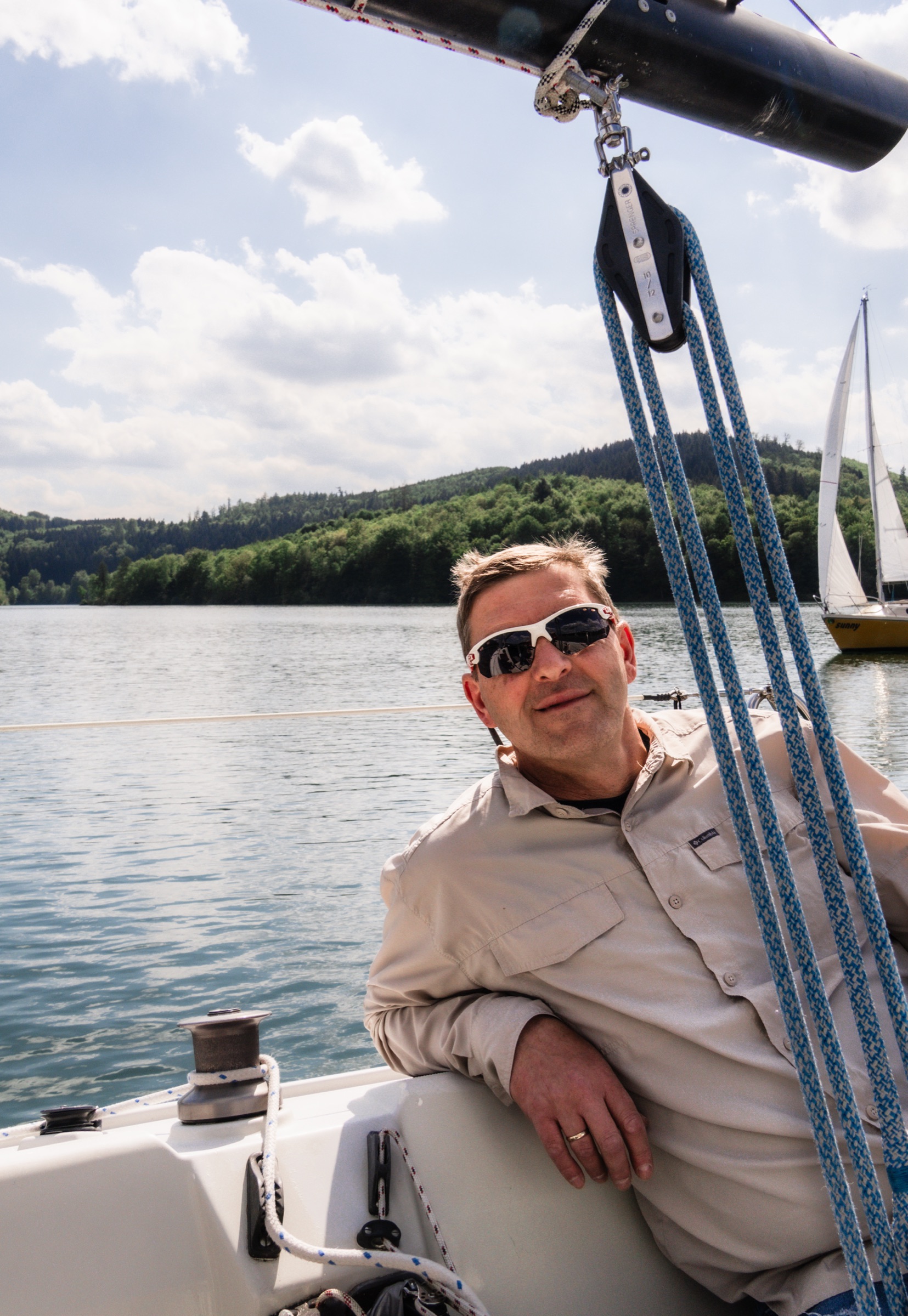 Skipper-Portrait mit Sonnenbrille an Bord