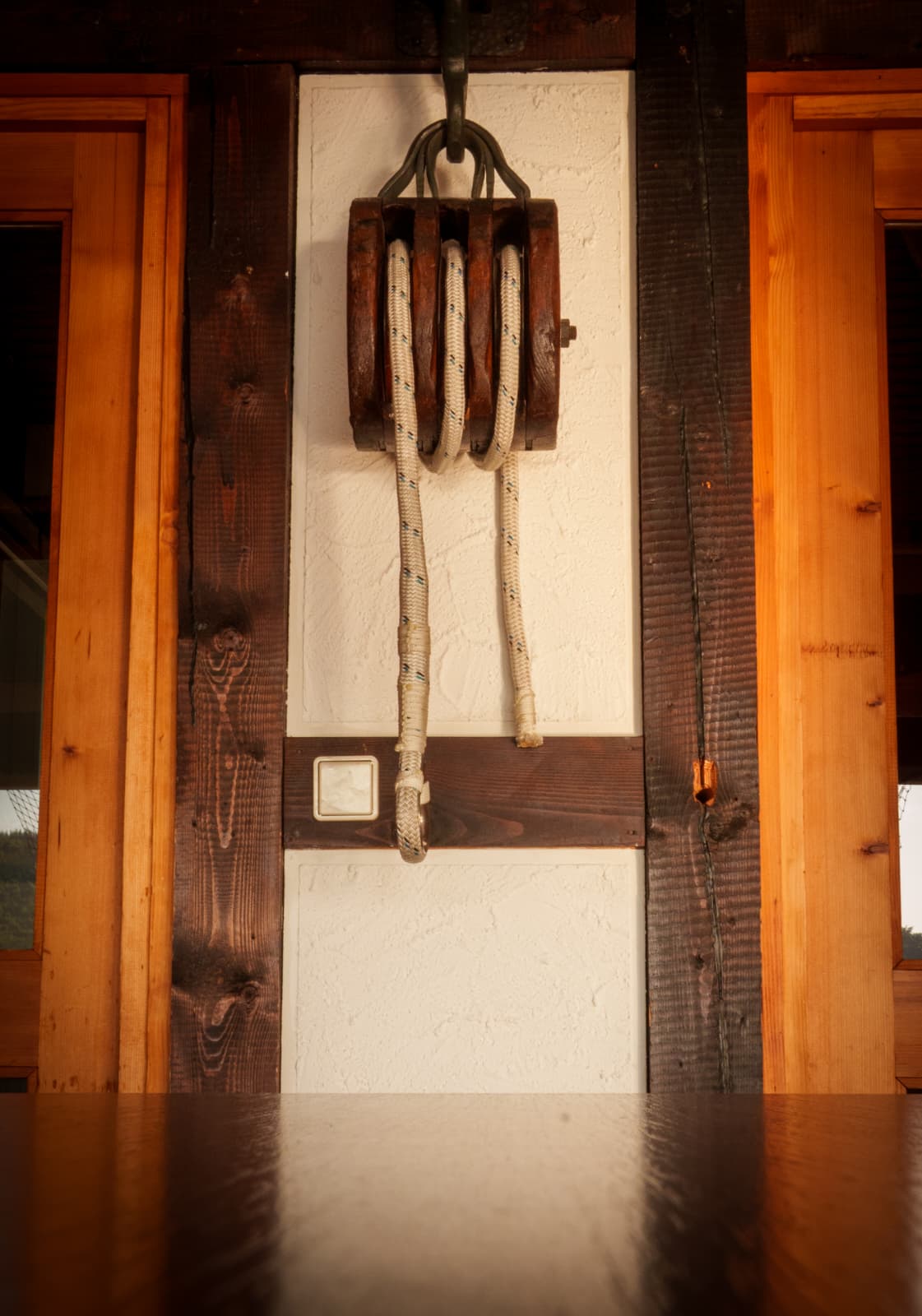 Historische Blockrolle mit Tauwerk im Clubhaus